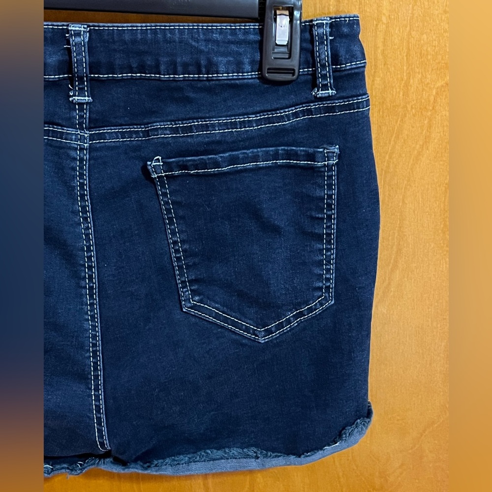 no boundaries size 13 high rise distressed dark wash shorts - Picture 6 of 8